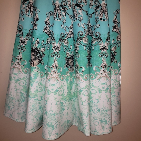 Beautiful dress - Picture 8 of 10